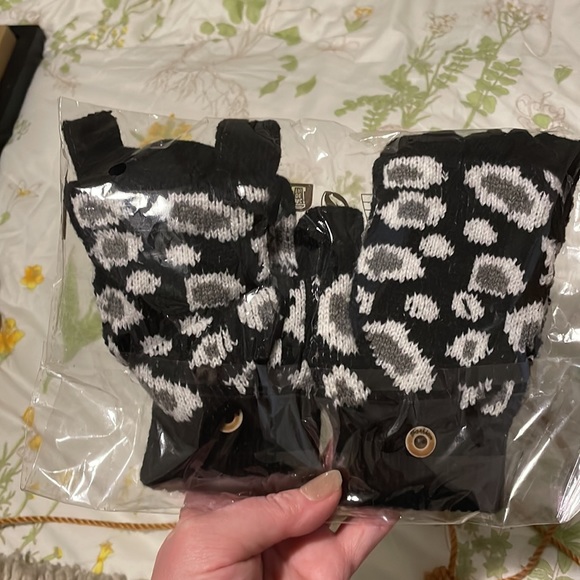 Women’s Fingerless Animal Print Gloves - Picture 4 of 4